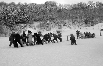 070155-雪上綱引き合戦