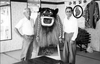 110376-毛繕いを終えた獅子とともに